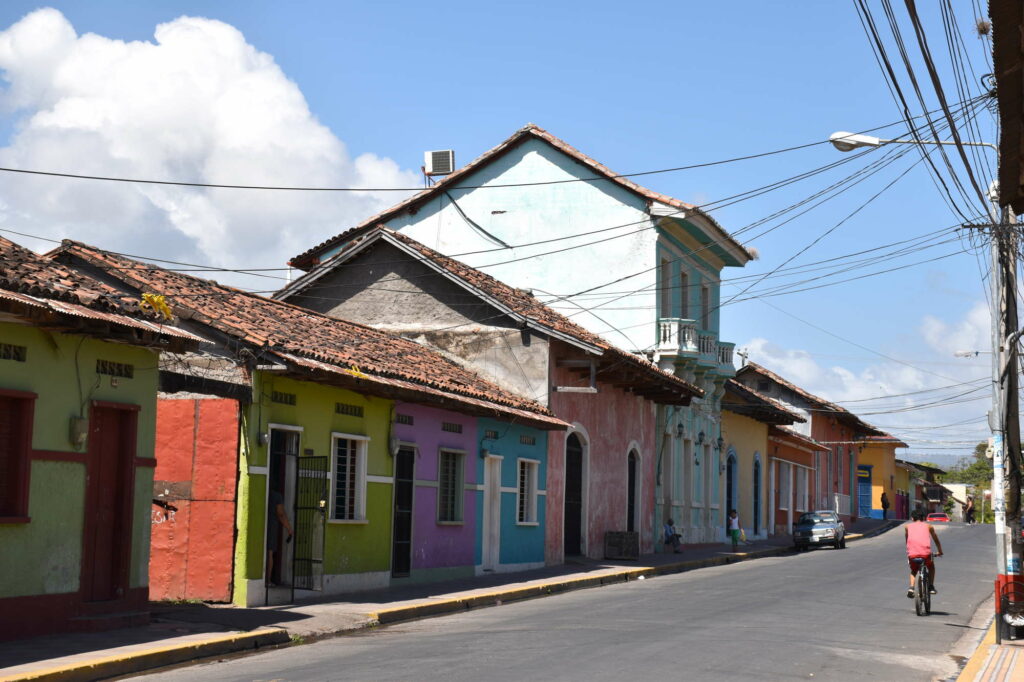 Nicaragua ,Granada, rue aux façades colorées