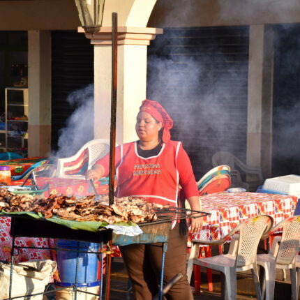 Nicaragua, Leon, vendeuse de grillades