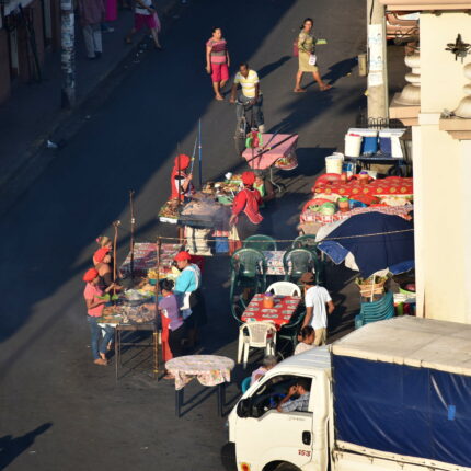 Nicaragua, Leon, vendeuses de grillades