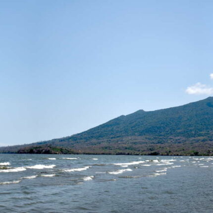 Nicaragua, Ometepe, plage et volcan