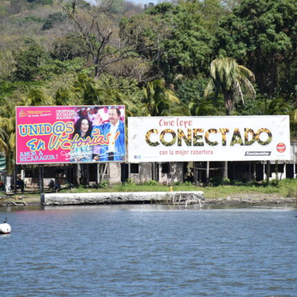 Nicragua, Ometepe, propagande politique et publicité à l'embarcadère