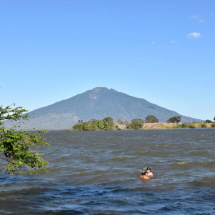 Nicragua, Ometepe, baignade et volcan Maderas